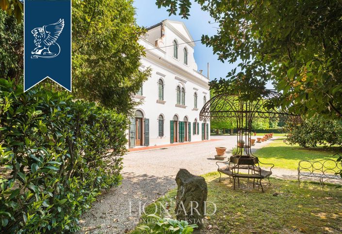 Image No.7-15 Bed Villa for sale