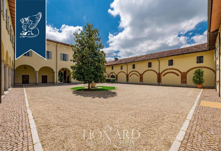 Image No.8-10 Bed Farmhouse for sale