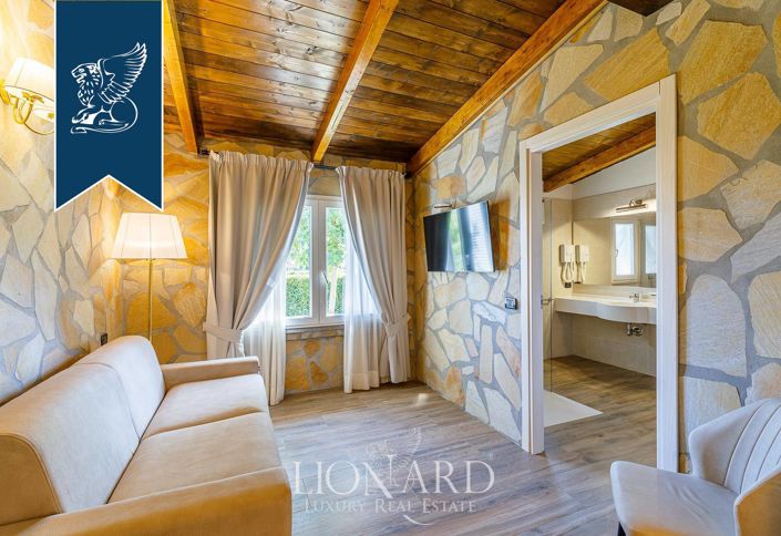 Image No.16-30 Bed Farmhouse for sale