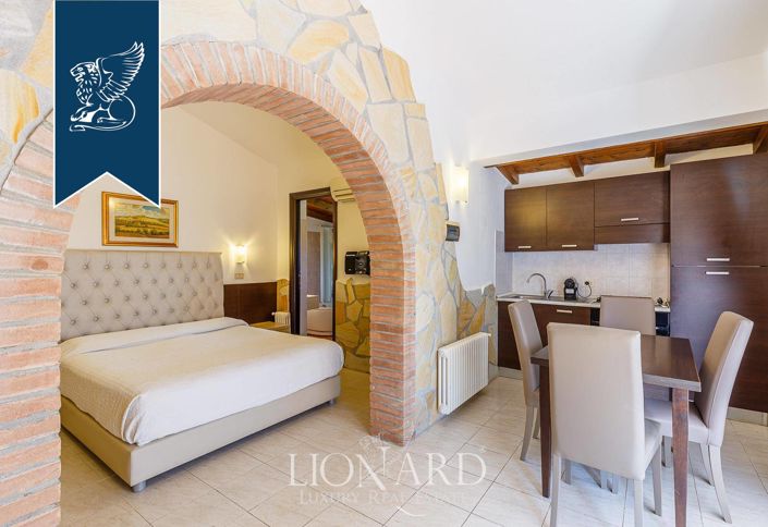 Image No.19-30 Bed Farmhouse for sale