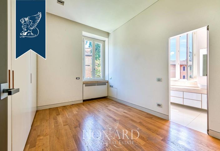 Image No.11-10 Bed Property for sale