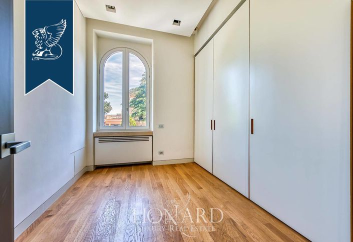 Image No.13-10 Bed Property for sale