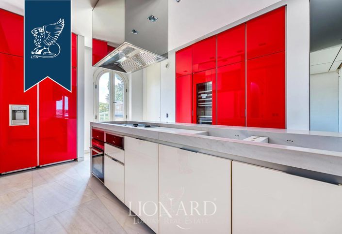 Image No.16-10 Bed Property for sale