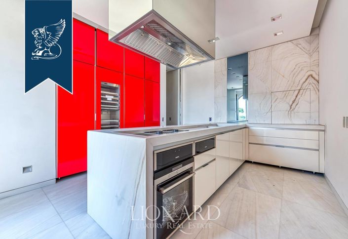 Image No.17-10 Bed Property for sale