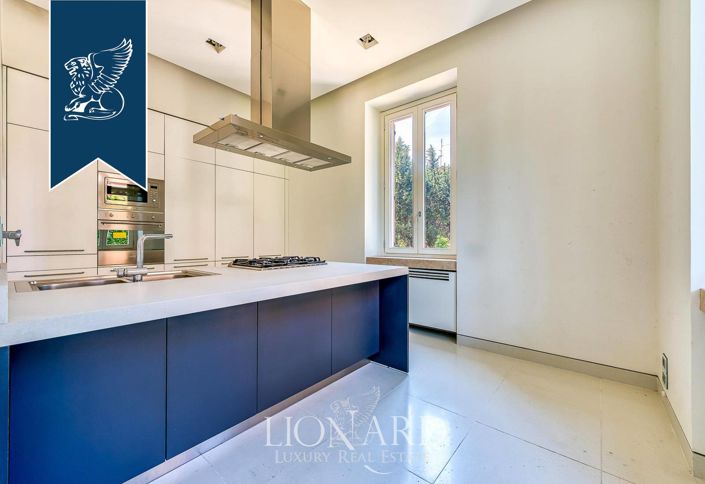 Image No.18-10 Bed Property for sale