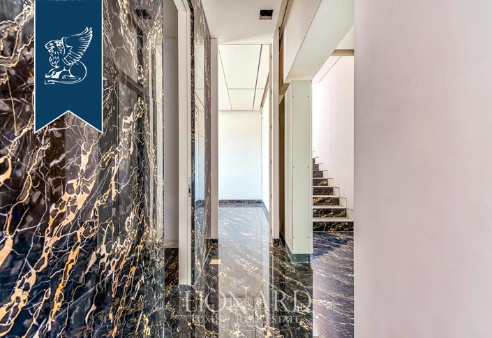 Image No.20-10 Bed Property for sale