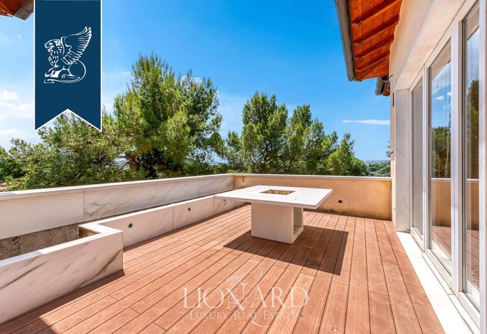 Image No.5-10 Bed Property for sale