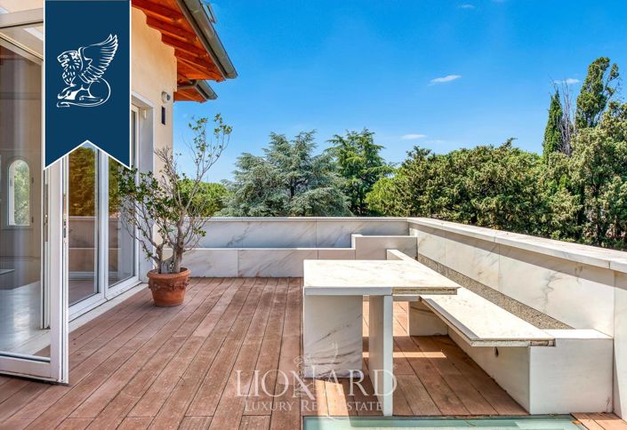 Image No.7-10 Bed Property for sale