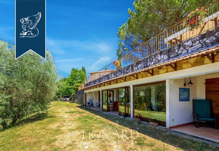 Image No.10-9 Bed Villa for sale