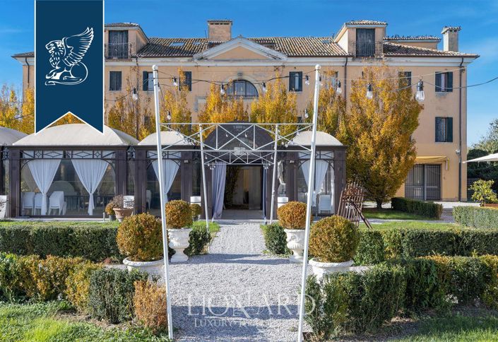 Image No.8-10 Bed Farmhouse for sale