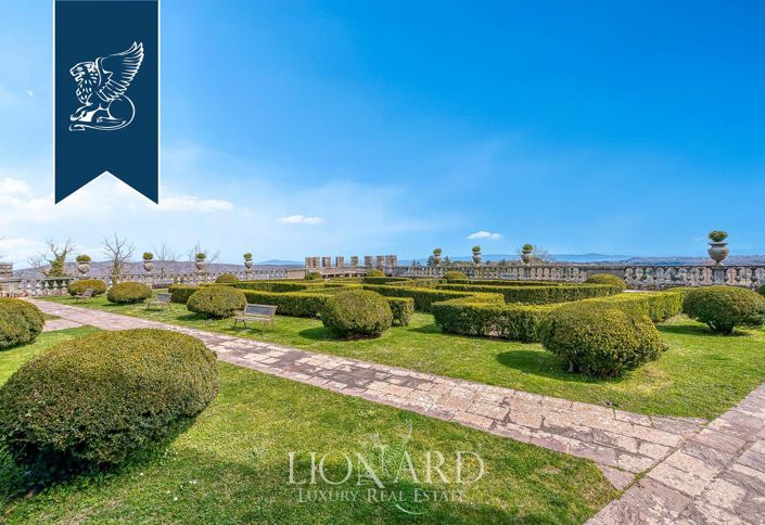 Image No.12-35 Bed Property for sale