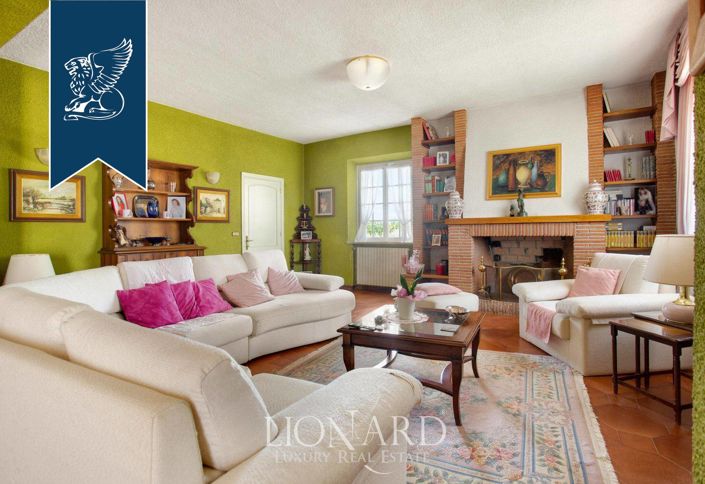 Image No.11-10 Bed Villa for sale