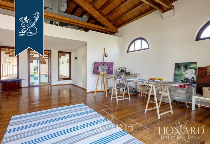 Image No.18-12 Bed Villa for sale