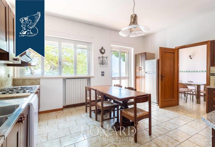 Image No.15-11 Bed Villa for sale