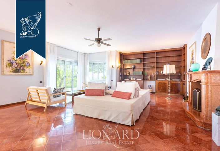 Image No.9-11 Bed Villa for sale