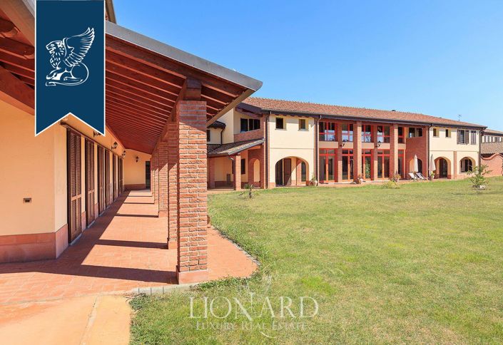 Image No.11-15 Bed Villa for sale