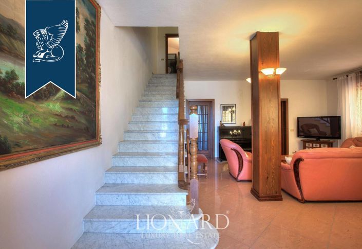 Image No.15-5 Bed Farmhouse for sale