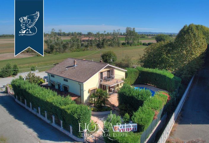 Image No.2-5 Bed Farmhouse for sale