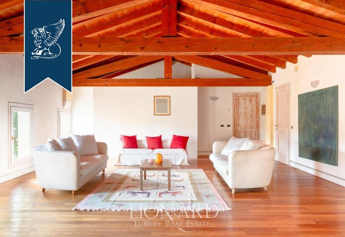 Image No.15-19 Bed Villa for sale