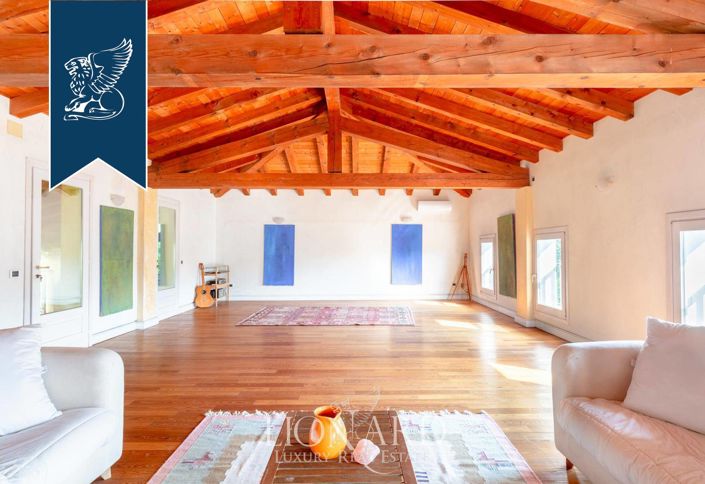 Image No.17-19 Bed Villa for sale