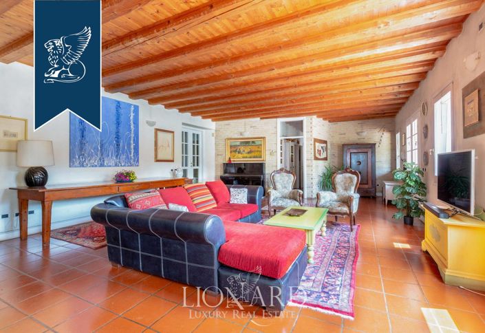 Image No.18-19 Bed Villa for sale