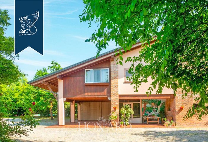 Image No.7-19 Bed Villa for sale