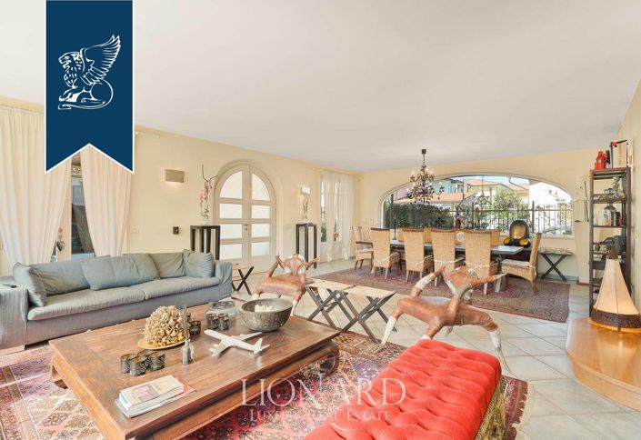 Image No.9-8 Bed Villa for sale