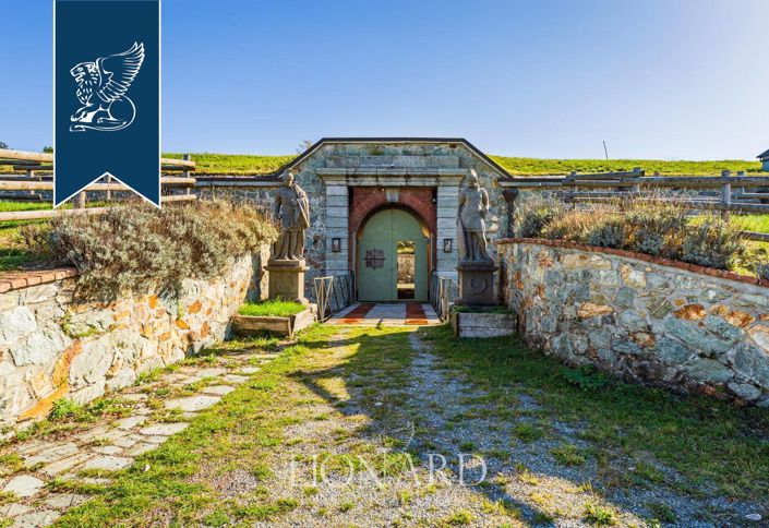 Image No.12-5 Bed Property for sale