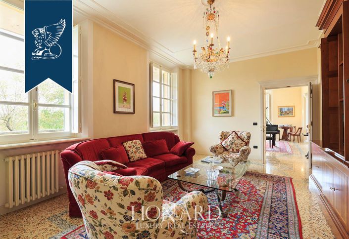 Image No.10-8 Bed Villa for sale