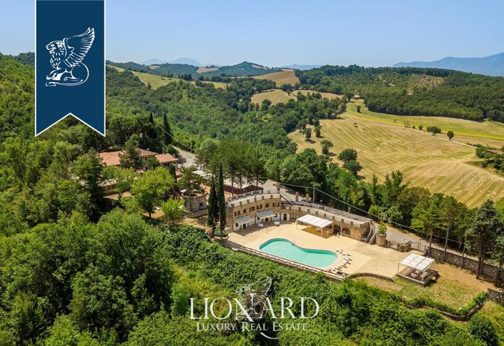 Image No.2-20 Bed Farmhouse for sale