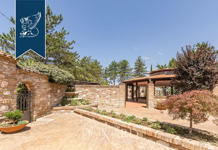 Image No.21-20 Bed Farmhouse for sale