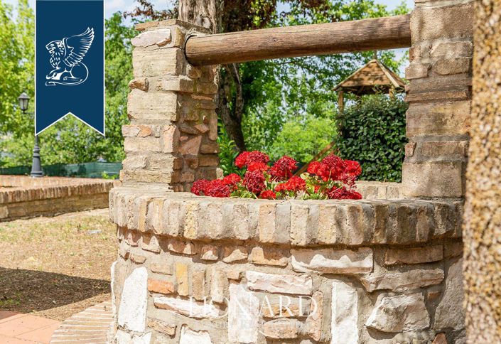 Image No.25-20 Bed Farmhouse for sale