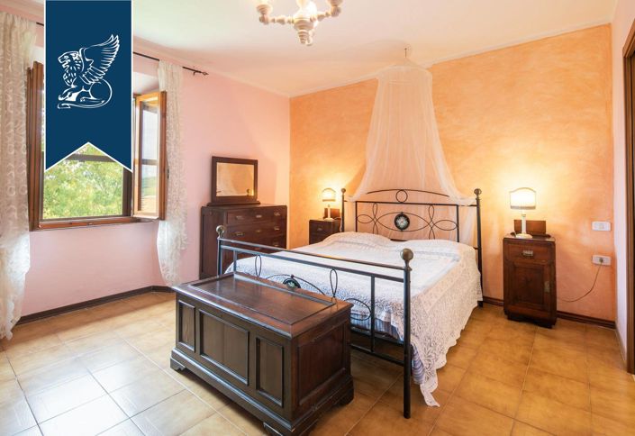 Image No.11-6 Bed Farmhouse for sale