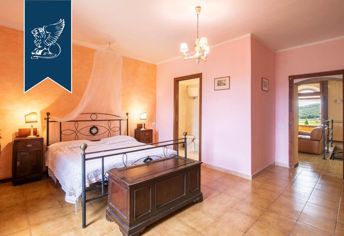 Image No.12-6 Bed Farmhouse for sale