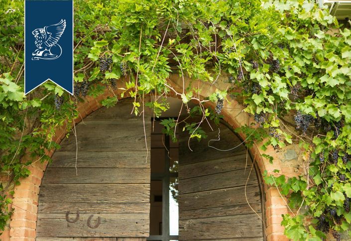 Image No.14-6 Bed Farmhouse for sale