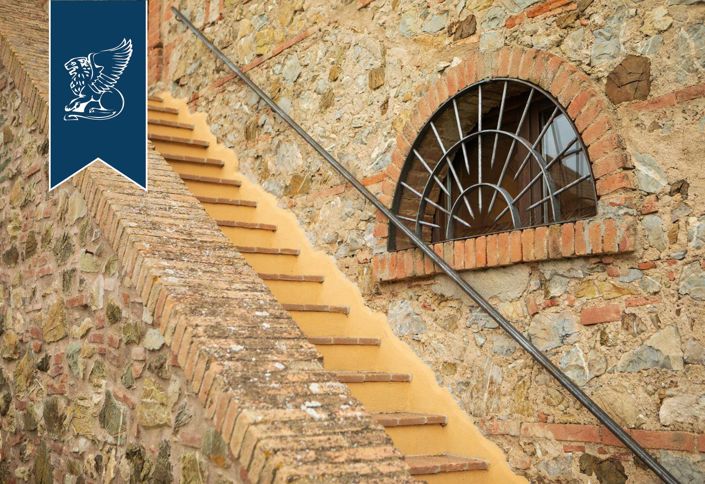 Image No.16-6 Bed Farmhouse for sale