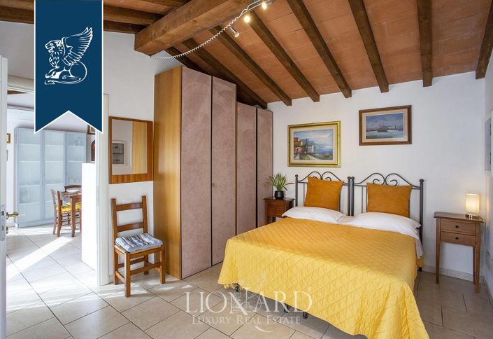 Image No.25-7 Bed Farmhouse for sale