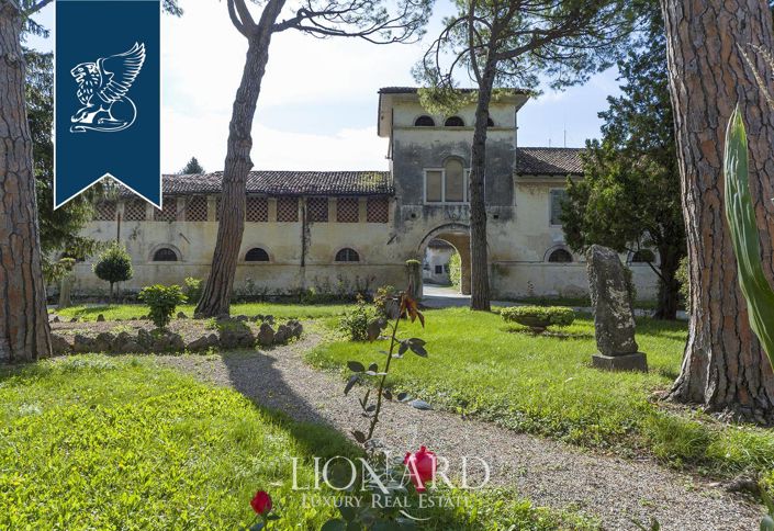 Image No.2-8 Bed Villa for sale