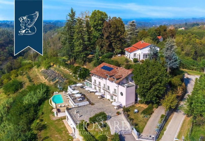 Image No.2-10 Bed Farmhouse for sale