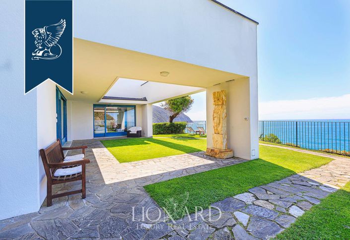 Image No.10-9 Bed Villa for sale