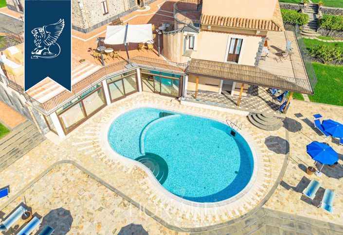 Image No.5-23 Bed Farmhouse for sale