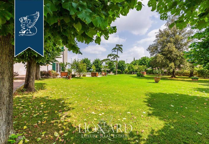 Image No.18-12 Bed Villa for sale