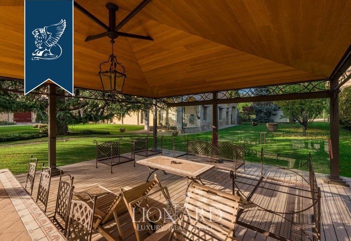 Image No.17-8 Bed Property for sale