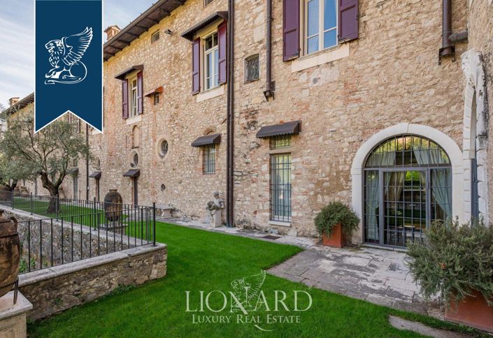 Image No.20-8 Bed Property for sale