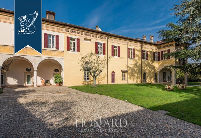 Image No.3-8 Bed Property for sale