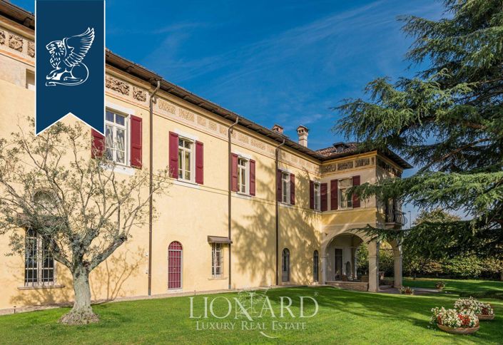 Image No.8-8 Bed Property for sale