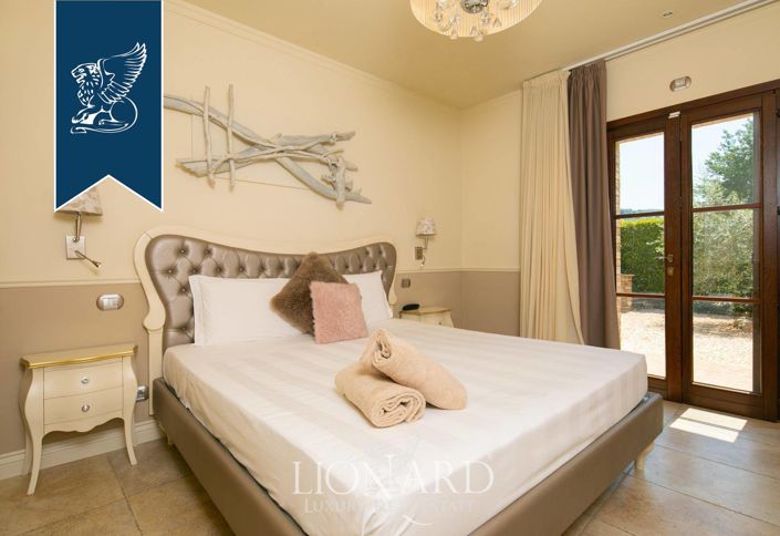 Image No.32-16 Bed Hotel for sale