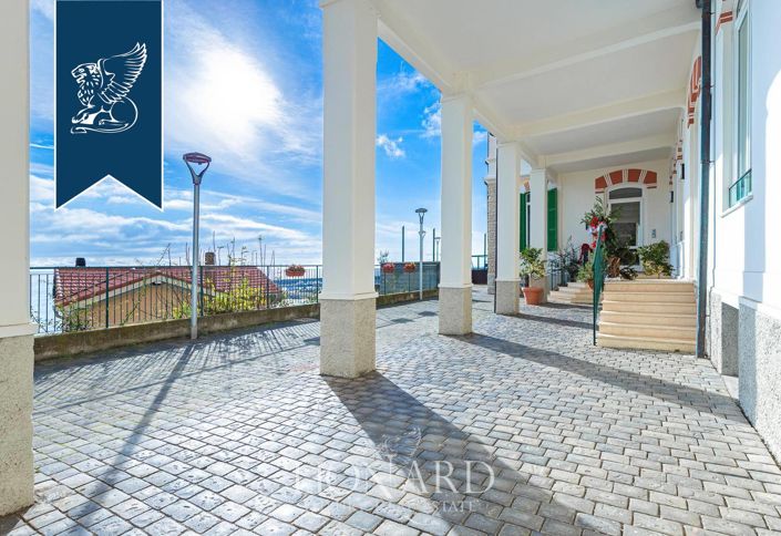 Image No.18-43 Bed Villa for sale