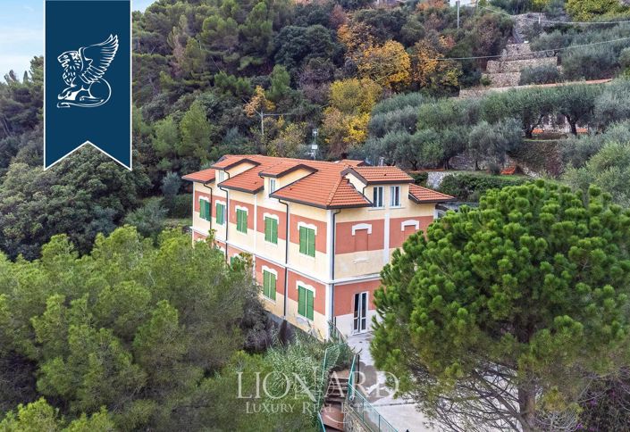 Image No.9-43 Bed Villa for sale