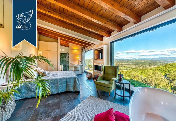 Image No.48-18 Bed Farmhouse for sale